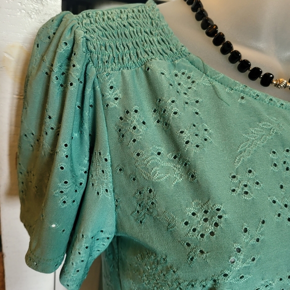 W5 Minty Green Shortsleeve & Lightweight Hollow-out Cute Top sz S - Picture 2 of 4